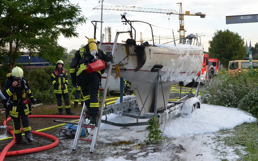 Feuer 1 Yacht explodiert Koeln Muelheim Hafen Muelheim P066.JPG